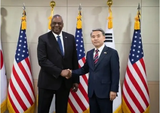 李鐘燮・韓国国防部長官（右）とオースティン米国防長官（国防部提供）＝（聯合ニュース）≪転載・転用禁止≫