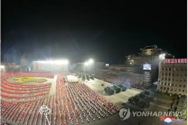 北朝鮮が昨年4月25日夜、平壌の金日成広場で行った閲兵式＝（朝鮮中央通信＝聯合ニュース）≪転載・転用禁止≫