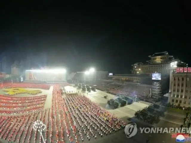 北朝鮮が昨年4月25日夜、平壌の金日成広場で行った閲兵式＝（朝鮮中央通信＝聯合ニュース）≪転載・転用禁止≫