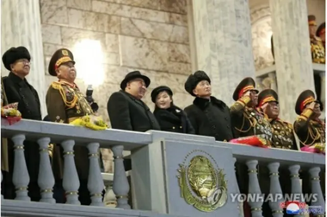 閲兵式に出席した金正恩氏（左から３人目）と会話するジュエ氏＝（朝鮮中央通信＝聯合ニュース）≪転載・転用禁止≫