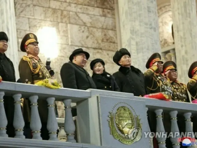 閲兵式に出席した金正恩氏（左から３人目）と会話するジュエ氏＝（朝鮮中央通信＝聯合ニュース）≪転載・転用禁止≫