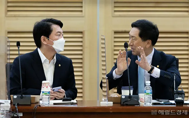 安哲秀、国民の力議員（左）とキム・ギヒョン議員（右）（画像提供:wowkorea）