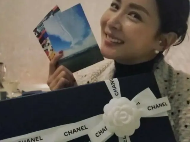 映画「パラサイト」の女優チョ・ヨジョン、誕生日プレゼントに巨大なシャネルの箱を記念にパチリ…中身は本や手紙？（画像提供:wowkorea）