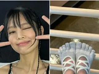 「BLACKPINK」JENNIE、レギンス+5本指ソックスさえもヒップに