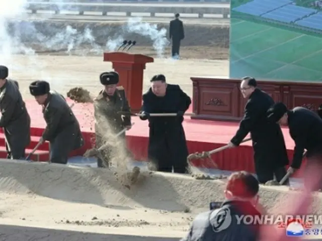 温室農場の着工式に出席した金正恩氏（中央）＝（朝鮮中央通信＝聯合ニュース）≪転載・転用禁止≫