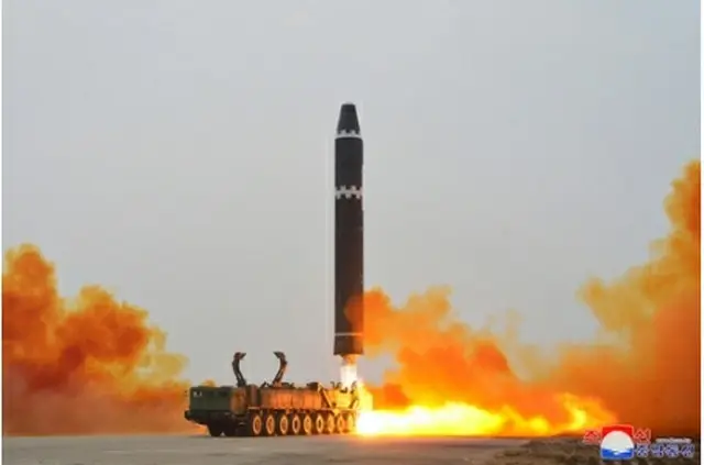 北朝鮮が１８日午後、大陸間弾道ミサイル（ＩＣＢＭ）「火星１５」を発射した。朝鮮中央通信が１９日報じた＝（聯合ニュース）