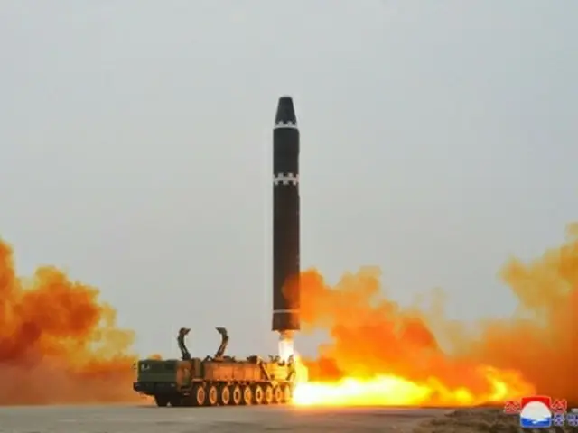 北朝鮮が１８日午後、大陸間弾道ミサイル（ＩＣＢＭ）「火星１５」を発射した。朝鮮中央通信が１９日報じた＝（聯合ニュース）