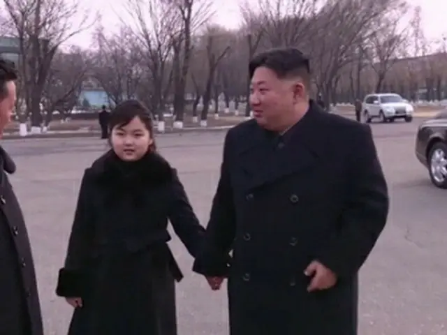 金正恩氏（右）の後ろに、三菱・パジェロとみられる白い車が見えている（朝鮮中央テレビ）＝（聯合ニュース）