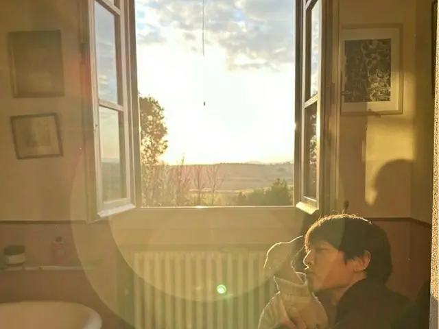 俳優ソン・ジュンギ、ケイティさんが撮ってくれた？…愛犬とハンガリーで新婚生活中（画像提供:wowkorea）