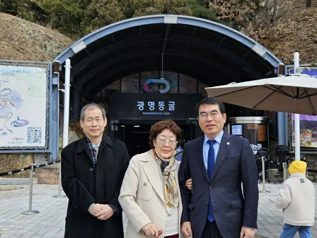 韓国の梁基大議員（右）と元慰安婦の李容洙氏（中央）（画像提供:wowkorea）