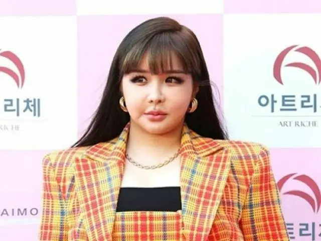 BOM（元2NE1）、“異常なし”でも…6か月間つきまとう“健康異常説”…最近は鎖骨にバンド？（画像提供:wowkorea）