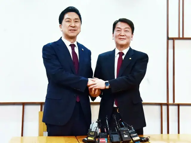 韓国与党“国民の力”の金起ヒョン代表（左）と安哲秀議員（画像提供:wowkorea）