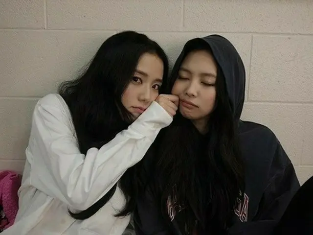 「BLACKPINK」JENNIE、JISOOのソロデビューアルバムを応援（画像提供:wowkorea）