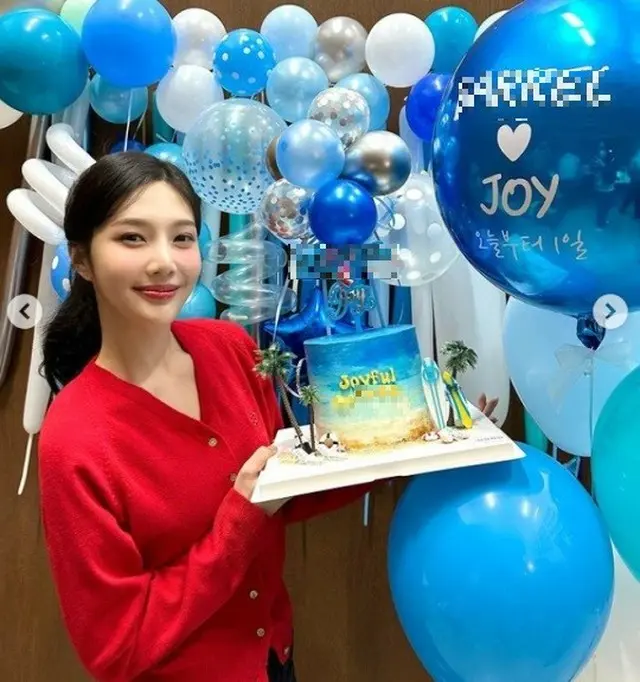 ジョイ（Red Velvet） 、風船に囲まれケーキを手にして笑顔（画像提供:wowkorea）