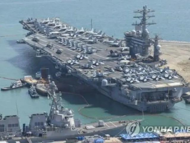 米国の原子力空母「ニミッツ」は27日に韓国南部・済州島南の公海上で韓米合同海上訓練を行い、28日に南部・釜山の作戦基地に入港した（写真共同取材団）＝（聯合ニュース）