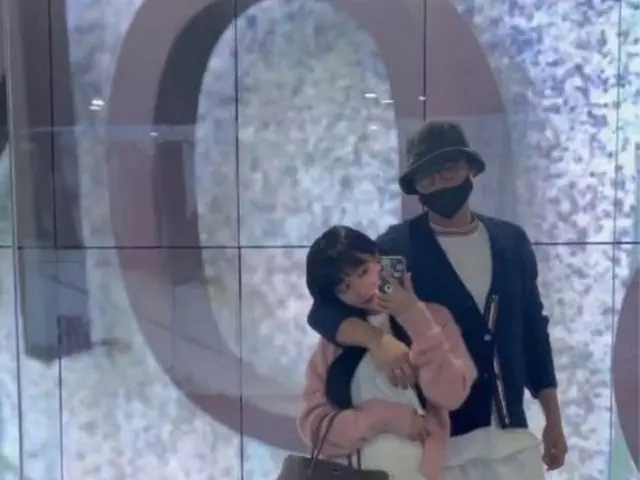歌手イ・ジフン、妻アヤネさんと胸キュン誘発“身長差”…恋人みたいにデートしてるね（画像提供:wowkorea）