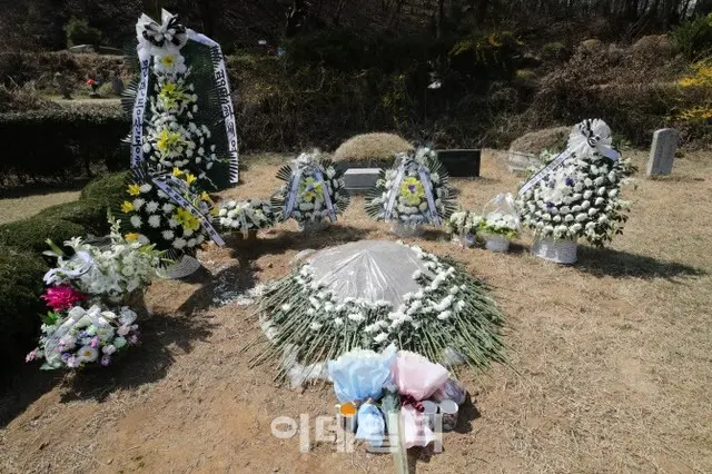 民主烈士墓地に移された元パク・ウォンスンソウル市長の墓（画像提供:wowkorea）