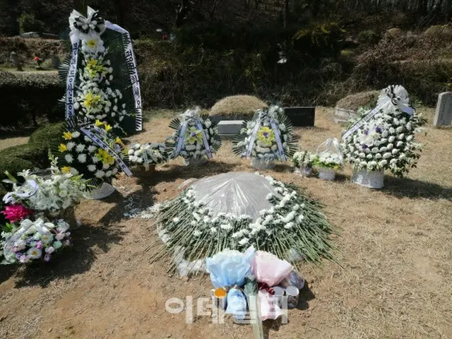 民主烈士墓地に移された元パク・ウォンスンソウル市長の墓（画像提供:wowkorea）