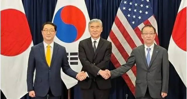 左から韓国外交部の金健・朝鮮半島平和交渉本部長、米国のソン・キム北朝鮮担当特別代表、日本外務省の船越健裕アジア大洋州局長（資料写真）＝（聯合ニュース）