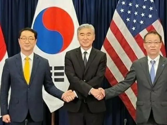 左から韓国外交部の金健・朝鮮半島平和交渉本部長、米国のソン・キム北朝鮮担当特別代表、日本外務省の船越健裕アジア大洋州局長（資料写真）＝（聯合ニュース）