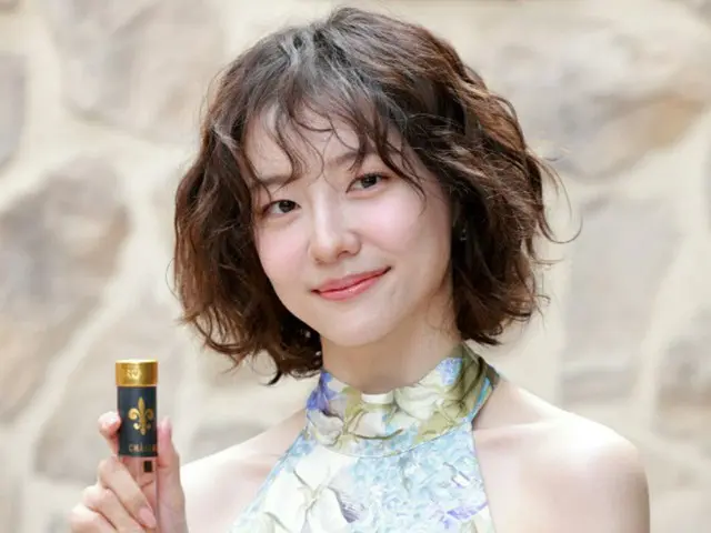 女優パク・ジヒョンがプロバンスの夢を込めたロゼワインを持って登場（画像提供:wowkorea）