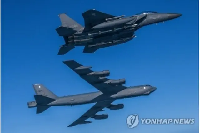 先月６日に行われた韓国軍の戦闘機と米空軍のＢ５２Ｈによる訓練の様子（韓国国防部提供）＝（聯合ニュース）≪転載・転用禁止≫