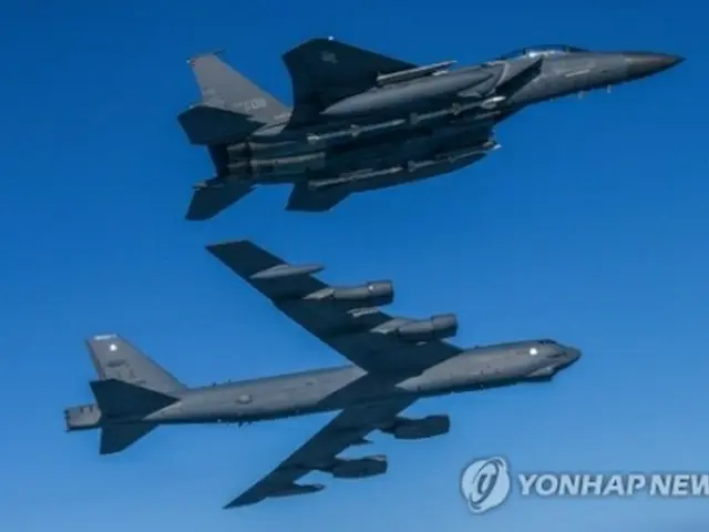 先月６日に行われた韓国軍の戦闘機と米空軍のＢ５２Ｈによる訓練の様子（韓国国防部提供）＝（聯合ニュース）≪転載・転用禁止≫