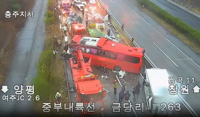 韓国・驪州高速道路で観光バスが逆走し貨物車3台と衝突…1人心肺停止、3人負傷（画像提供:wowkorea）