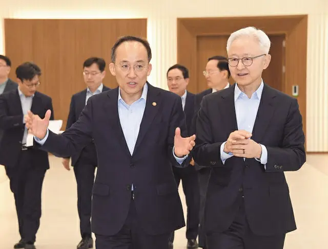 サムスン電子を訪問した韓国経済副首相「半導体輸出危機打開のため汎政府的支援」（画像提供:wowkorea）