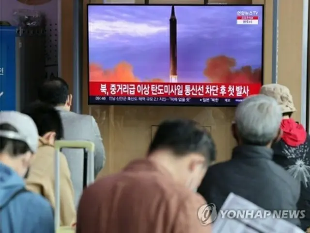 ソウル駅で北朝鮮による弾道ミサイル発射のニュースを見る人々＝１３日、ソウル（聯合ニュース）