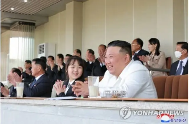 公開された写真で、金正恩氏（手前）とジュエさんが笑顔を見せている。後ろの列に金与正氏の姿もある＝（朝鮮中央通信＝聯合ニュース）≪転載・転用禁止≫