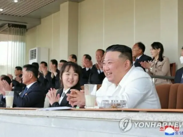 公開された写真で、金正恩氏（手前）とジュエさんが笑顔を見せている。後ろの列に金与正氏の姿もある＝（朝鮮中央通信＝聯合ニュース）≪転載・転用禁止≫