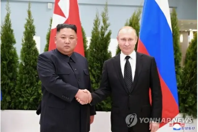 ２０１９年４月２５日、ロシアのウラジオストクで会談した北朝鮮の金正恩・国務委員長（朝鮮労働党総書記、左）とロシアのプーチン大統領＝（朝鮮中央通信＝聯合ニュース）