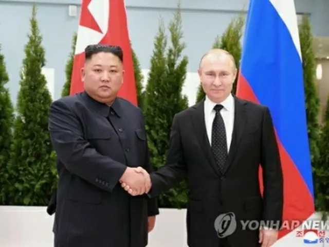 ２０１９年４月２５日、ロシアのウラジオストクで会談した北朝鮮の金正恩・国務委員長（朝鮮労働党総書記、左）とロシアのプーチン大統領＝（朝鮮中央通信＝聯合ニュース）