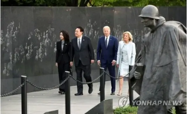 ワシントンにある朝鮮戦争戦没者慰霊碑を訪問した韓米首脳夫妻＝（聯合ニュース）