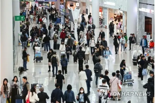 海外旅行に出かける人たちで混み合う仁川国際空港（資料写真）＝（聯合ニュース）