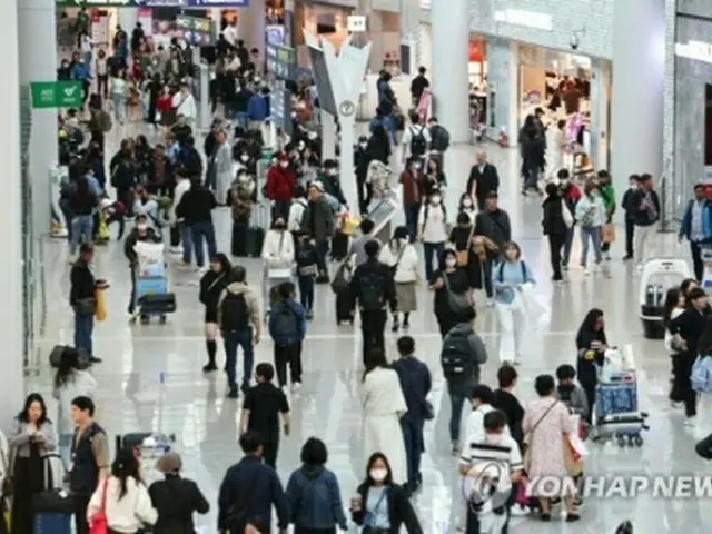 海外旅行に出かける人たちで混み合う仁川国際空港（資料写真）＝（聯合ニュース）