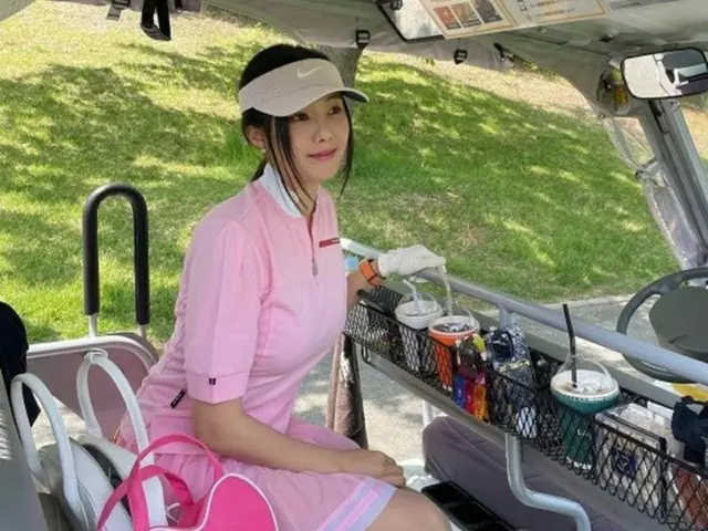 「T-ARA」ヒョミン、全身ピンクのゴルフスタイルを披露…ハート型のカバンまで（画像提供:wowkorea）