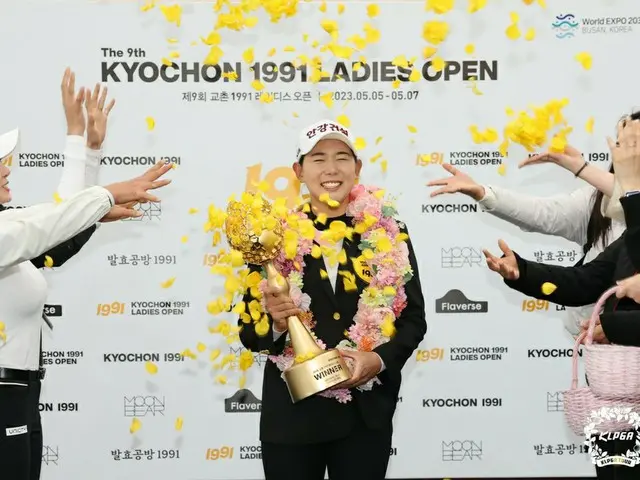 仲間から祝福されるパク・ボギョム（写真提供:KLPGA）