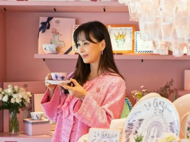 女優コ・ソヨン、50代でも違和感のない”ピンク姫”（画像提供:wowkorea）