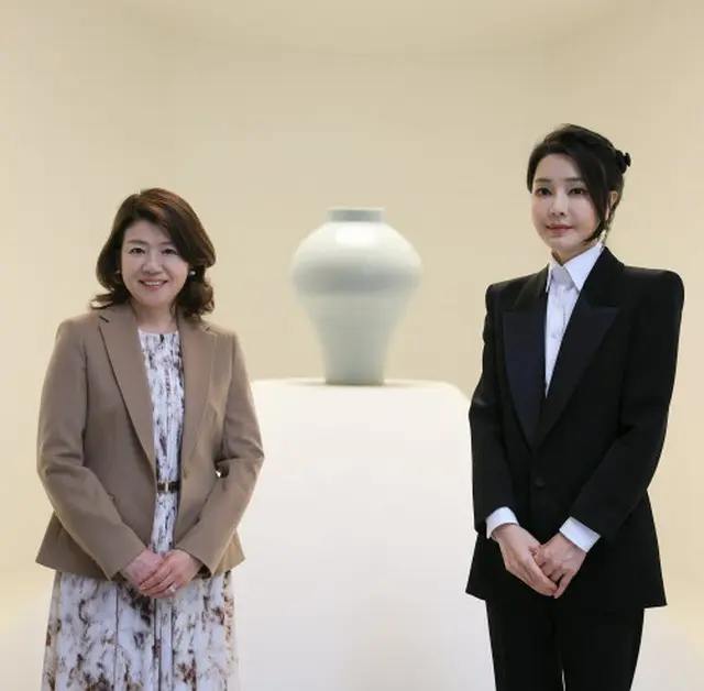 日韓首脳夫人、「朝鮮の白磁、君子志向」の展示を観覧（画像提供:韓国大統領室）