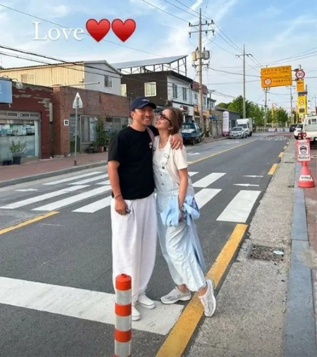 歌手ソン・ダムビ＆イ・ギュヒョク夫妻、道路も溶けそうな”熱々ツーショット”公開（画像提供:wowkorea）
