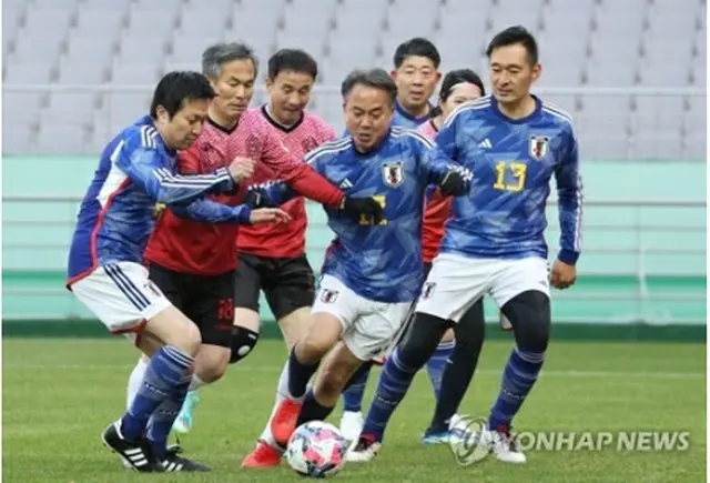 昨年11月、ソウルワールドカップ競技場で開かれた韓日国会議員の親善サッカー大会＝（聯合ニュース）