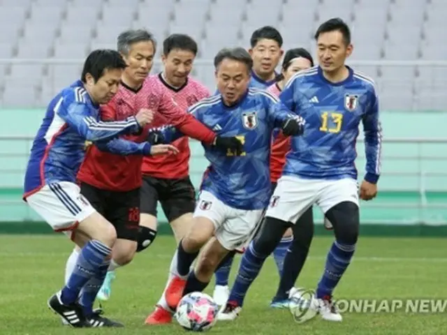 昨年11月、ソウルワールドカップ競技場で開かれた韓日国会議員の親善サッカー大会＝（聯合ニュース）