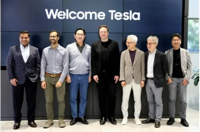 李会長（左から３人目）とイーロン・マスク氏（同４人目）（サムスン電子提供）＝（聯合ニュース）≪転載・転用禁止≫