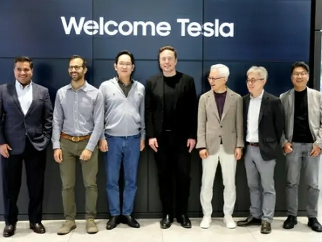 李会長（左から３人目）とイーロン・マスク氏（同４人目）（サムスン電子提供）＝（聯合ニュース）≪転載・転用禁止≫