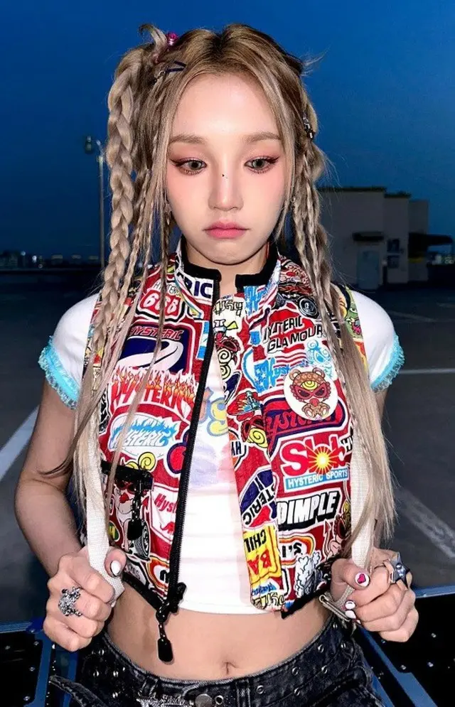 「(G)I-DLE」YUQI、クロップドTシャツ＆個性的なベストで”ハーレイ・クイン”に（画像提供:wowkorea）