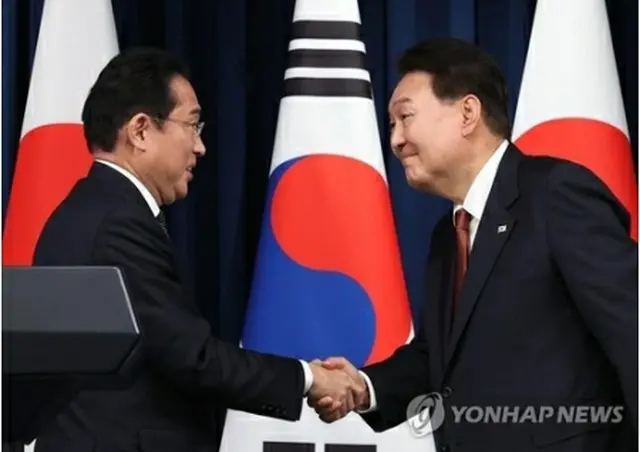 尹錫悦大統領（右）と岸田文雄首相（資料写真）＝（聯合ニュース）