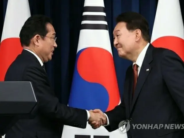 尹錫悦大統領（右）と岸田文雄首相（資料写真）＝（聯合ニュース）