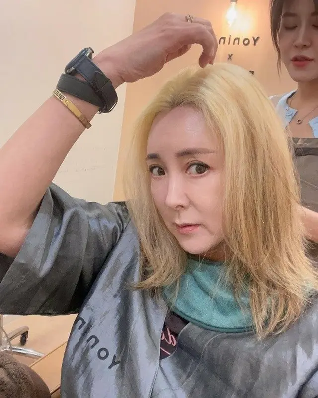 ”オーバー50”女優イ・サンア、突然の脱色ヘアで「イメチェン」（画像提供:wowkorea）